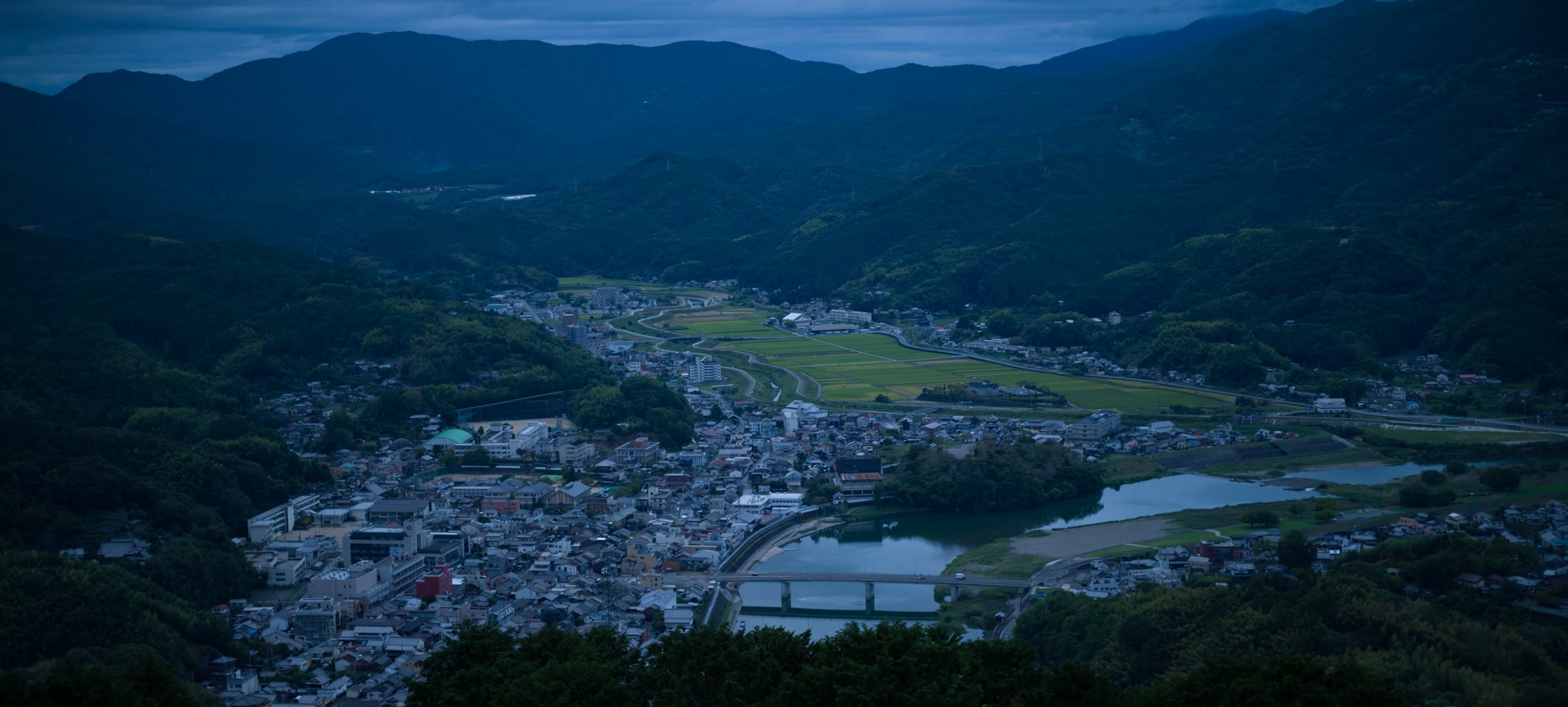 A riverside town in a mountain valley at dusk (photo: Takahiro Mitsui)